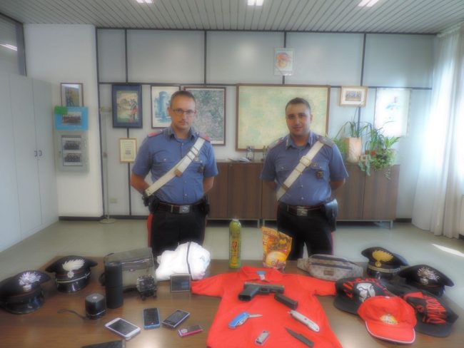 Rapinavano le coppiette armati di pistola: arrestati due fratelli