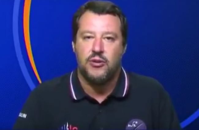 Salvini in tv con la maglietta degli Alpini, Ana insorge
