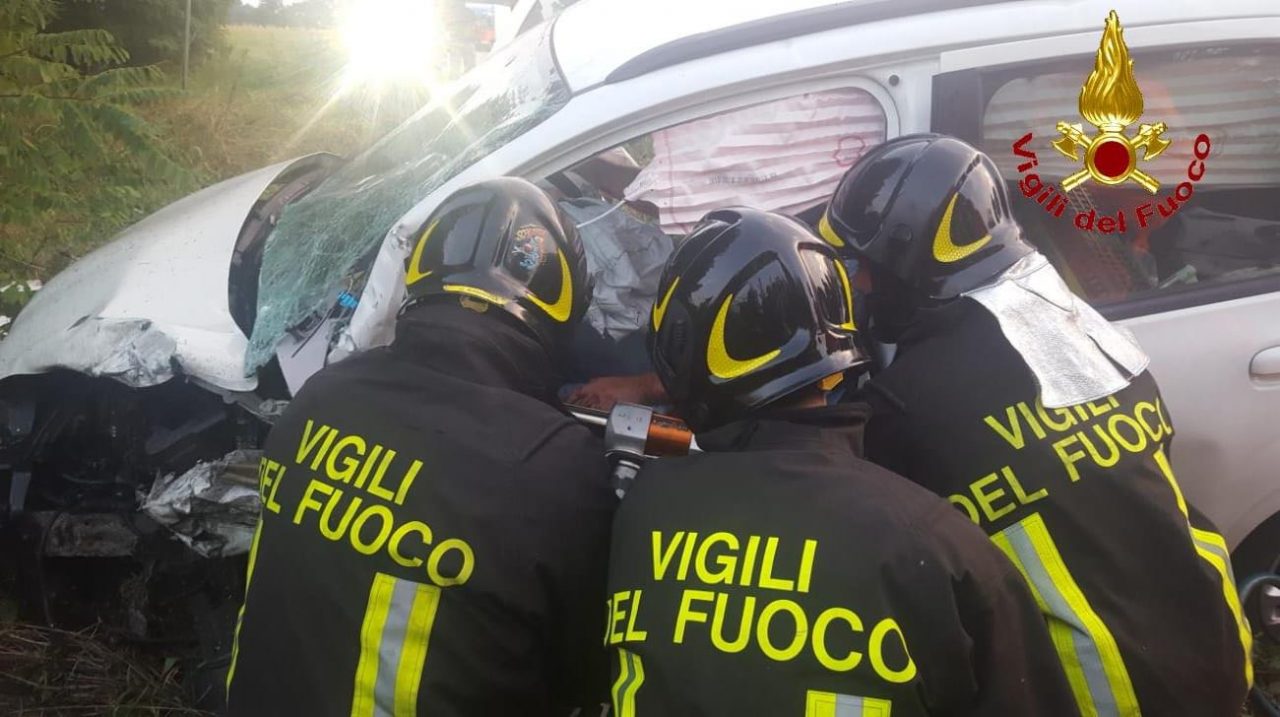 Incidente a Vignate: estratti dalle auto dai pompieri