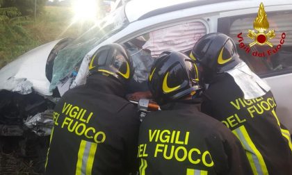 Incidente a Vignate: estratti dalle auto dai pompieri