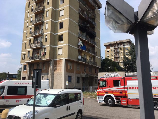 Incendio Zingonia, una delle torri è completamente inagibile FOTO
