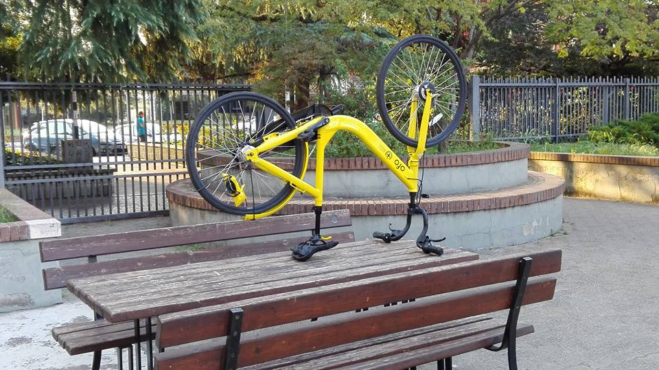 Bike sharing diventa “monumento alla deficienza umana”