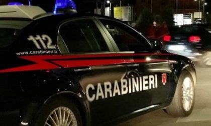 Ubriaco al bar insulta clienti e aggredisce i Carabinieri