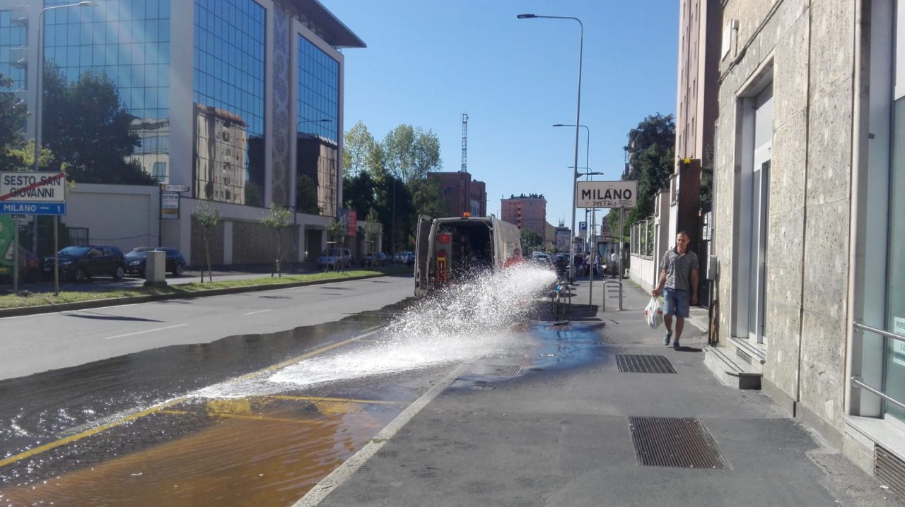 Esplode un tubo dell’acqua: strada allagata