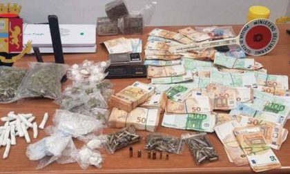 Due chili di droga e 60mila euro in contanti in casa. Arrestati
