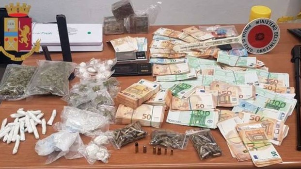 Due chili di droga e 60mila euro in contanti in casa. Arrestati