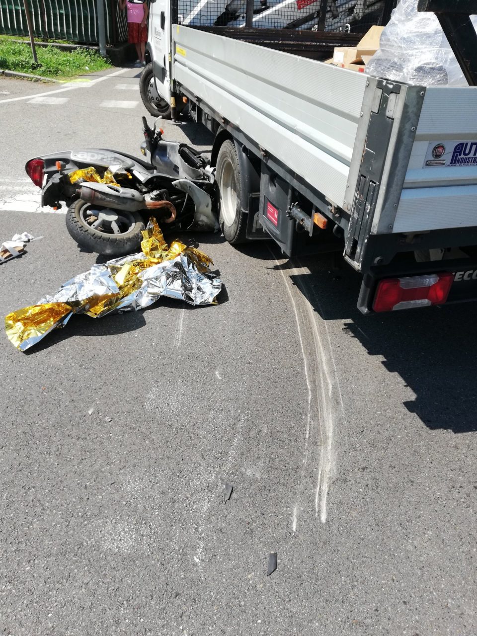 Grave incidente tra motorino e autocarro, ferita una donna