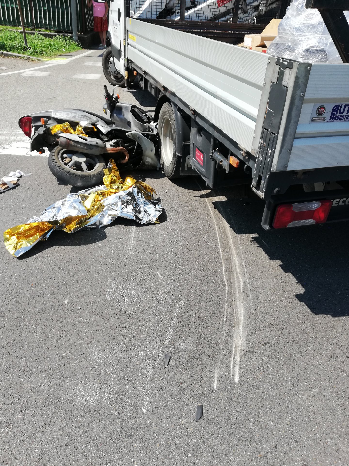 Grave Incidente Tra Motorino E Autocarro, Ferita Una Donna - Prima La ...