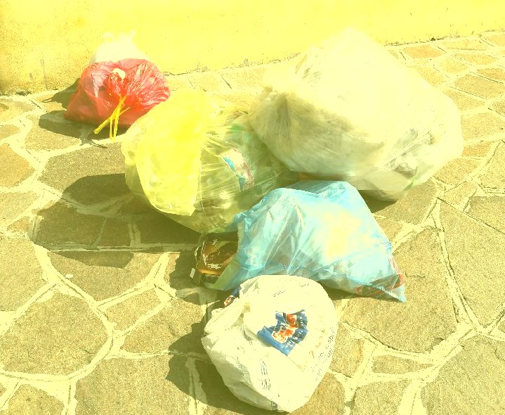 Sagrato della chiesa trasformato in discarica
