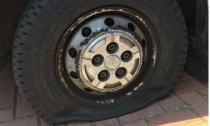 Strage di gomme: beccato il tagliatore seriale di pneumatici
