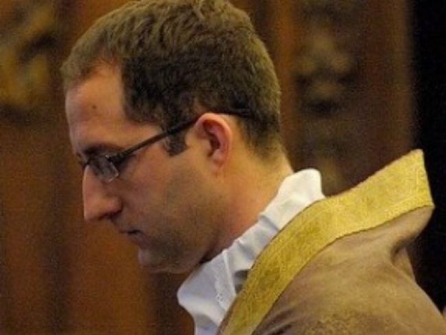 Istigazione al sesso con animali: è bufera sul prete
