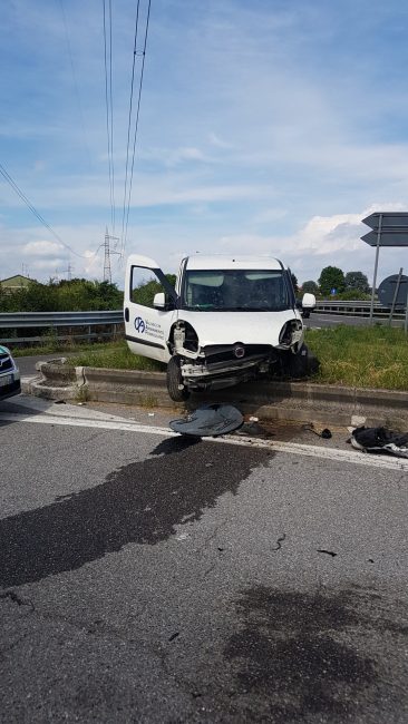 Ubriaco al volante si schianta col furgone