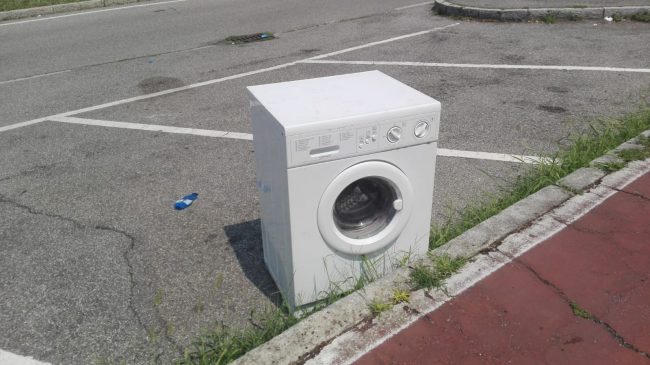 lavatrice abbandonata davanti ai carabinieri 1