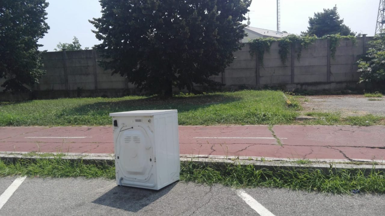 Lavatrice abbandonata davanti ai Carabinieri