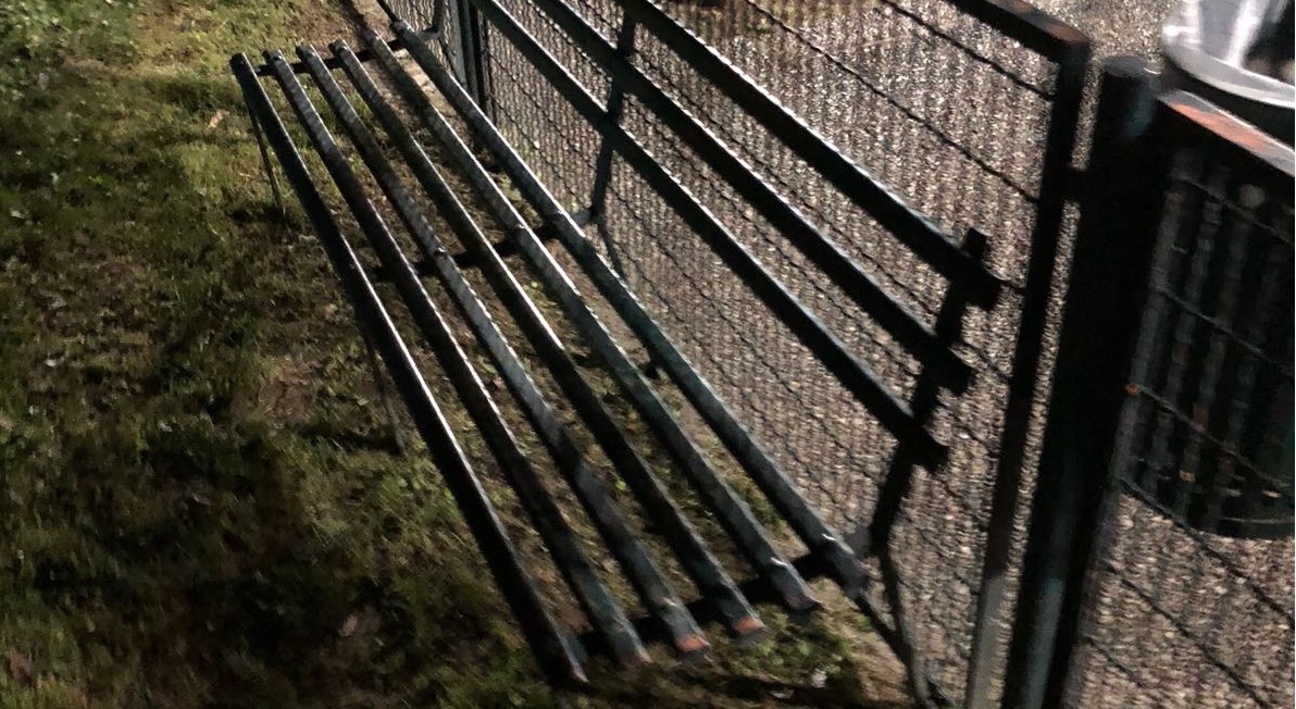 Panchina pericolosa, ragazzino ferito al parco. “Cambiamola”.