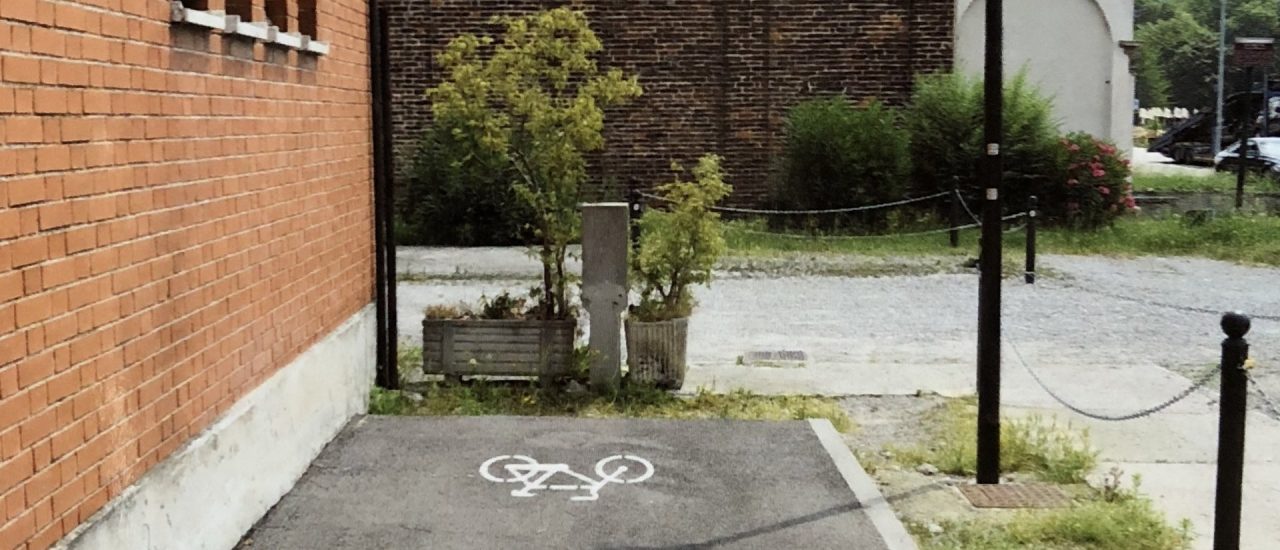 La pista ciclabile finisce …contro un vaso di fiori