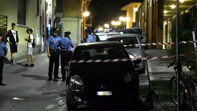 Morto dissanguato in auto. Mistero fitto