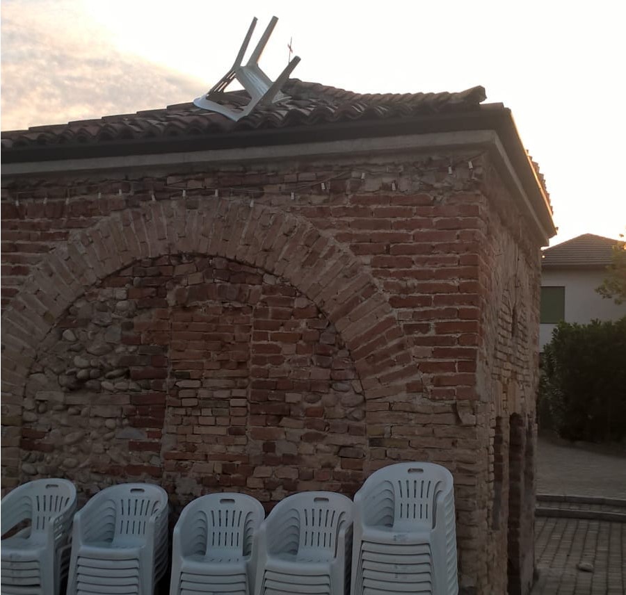 Furto di mattoni dalla chiesetta, confessano i vandali