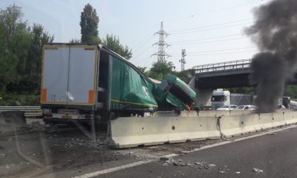 Tir si schianta in autostrada, traffico in tilt sulla A4