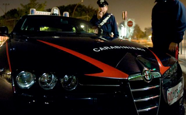 Calci e sputi contro Carabinieri e 118: 17enne sedato e portato in ospedale