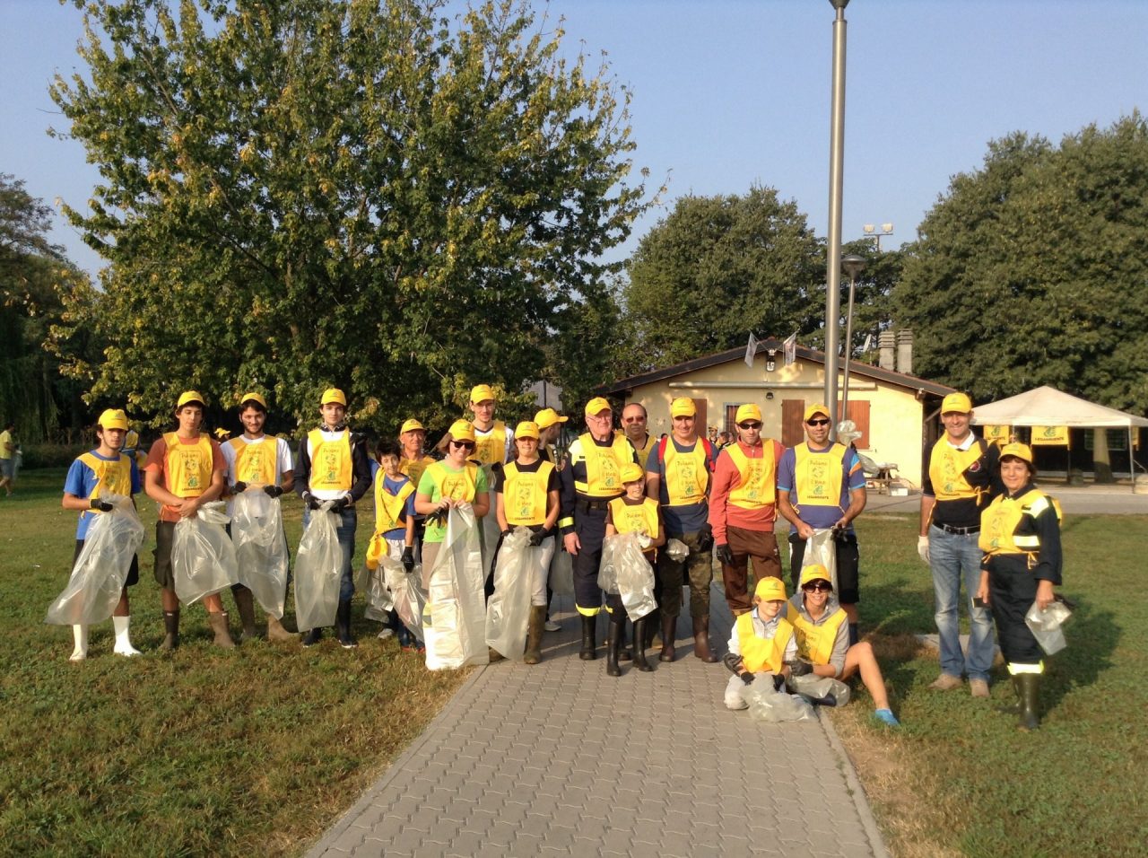 Puliamo il mondo, volontari sistemano il verde pubblico