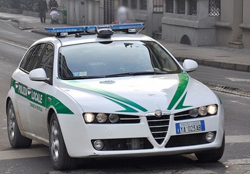 Anziano smarrito e confuso sulla Padana: salvato dalla Polizia Locale