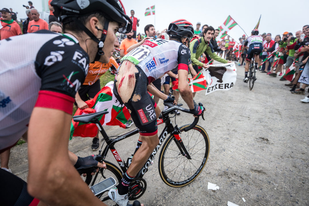 Aru cade e se la prende con la bici, Colnago: “Mai offeso così in vita mia”