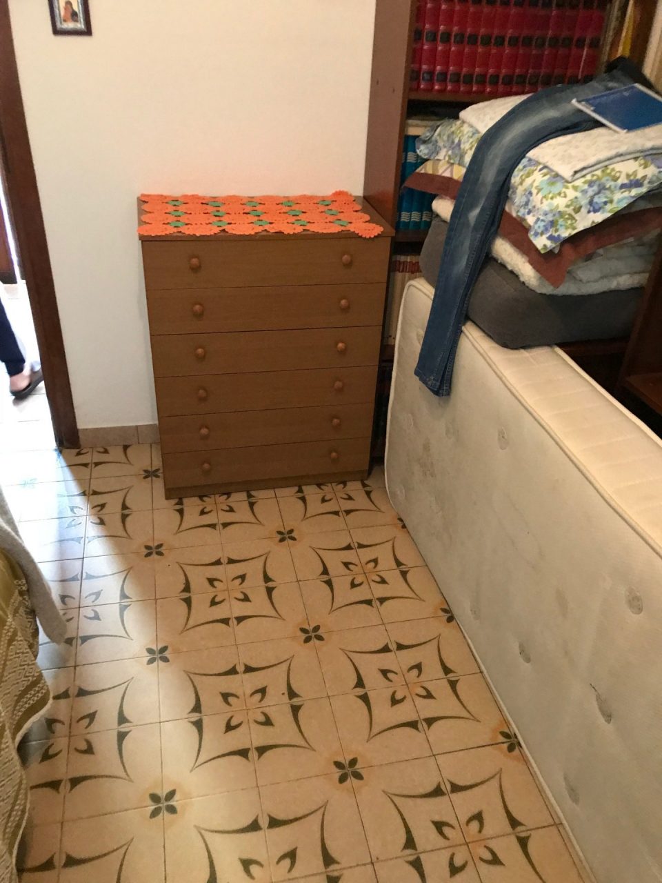 Badante trovato morto, si segue la pista del malore