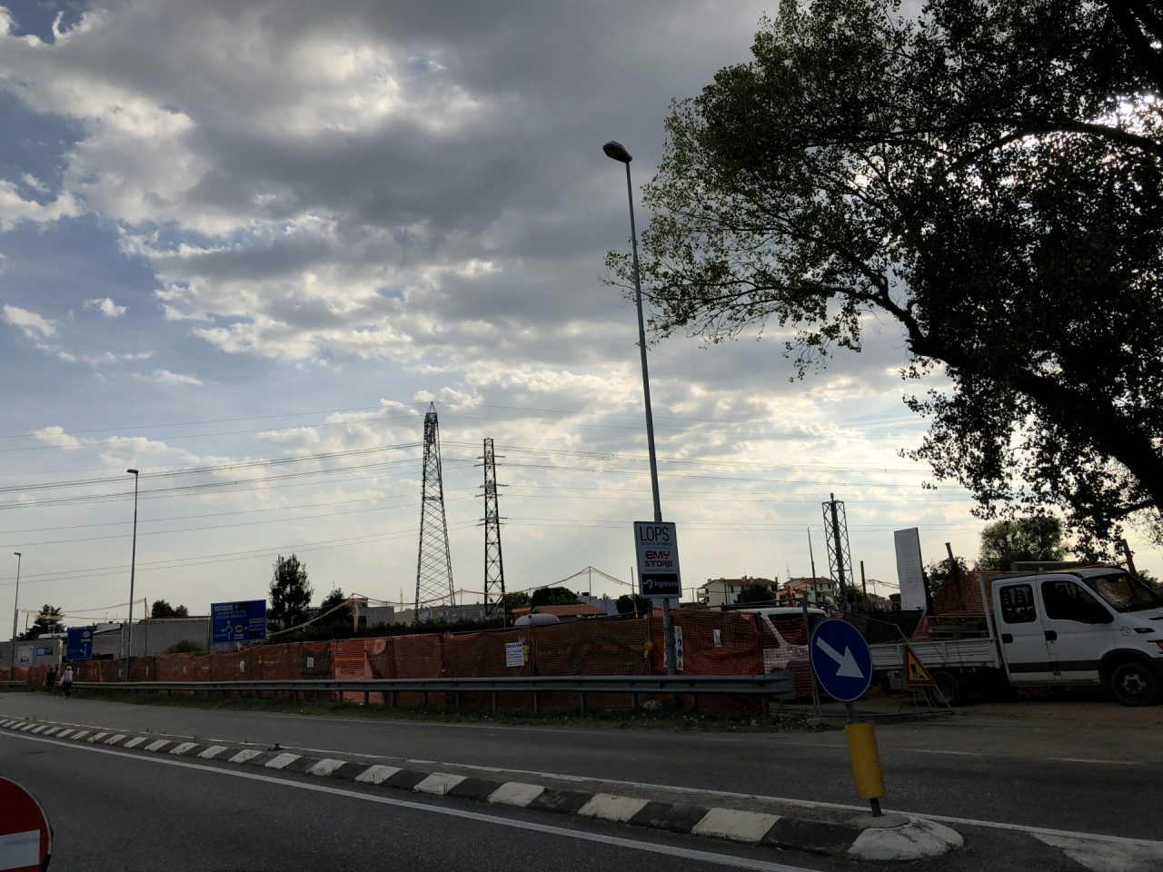 Lavori in corso, i ciclisti devono passare in mezzo alle auto
