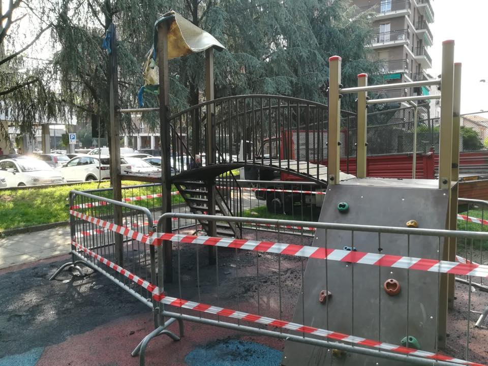 Parco giochi bruciato, il Comune cerca testimoni