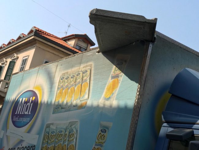 Incredibile a Vimercate: il camion si porta via… il balcone