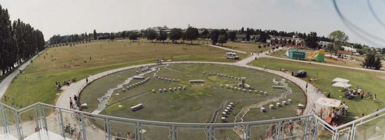 Tira giù i pantaloni e fa i suoi bisogni al parco dei Germani
