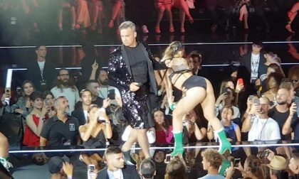 Robbie Williams infiamma la sfilata di Armani a Linate