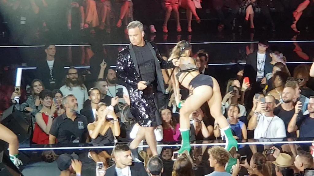 Robbie Williams infiamma la sfilata di Armani a Linate