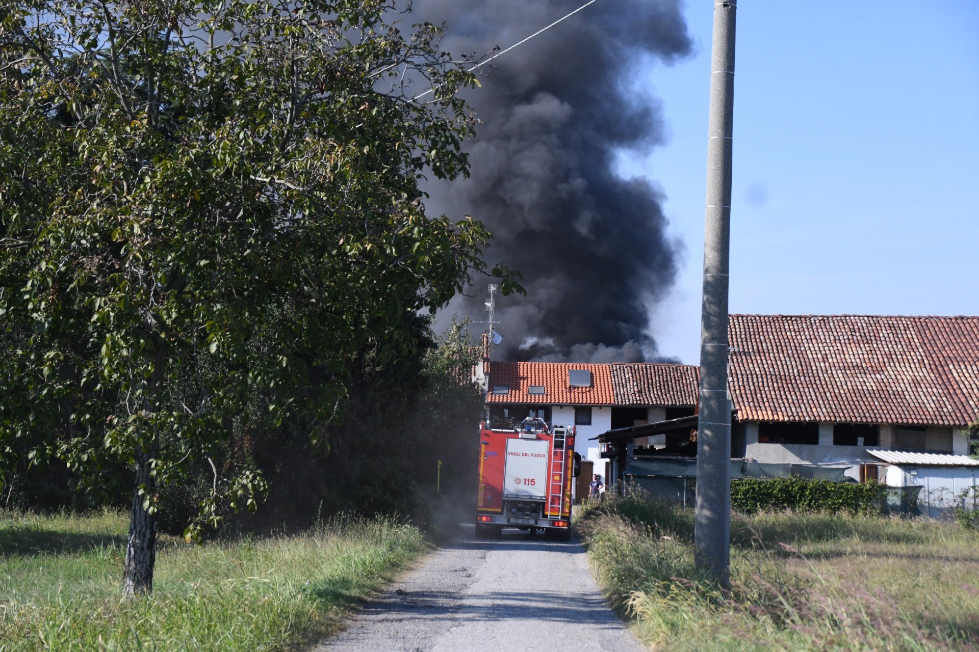 incendio in un deposito agricolo a Gessate intervento dei vigili del fuoco