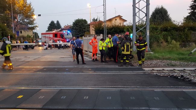 Donna muore sui binari travolta da un treno