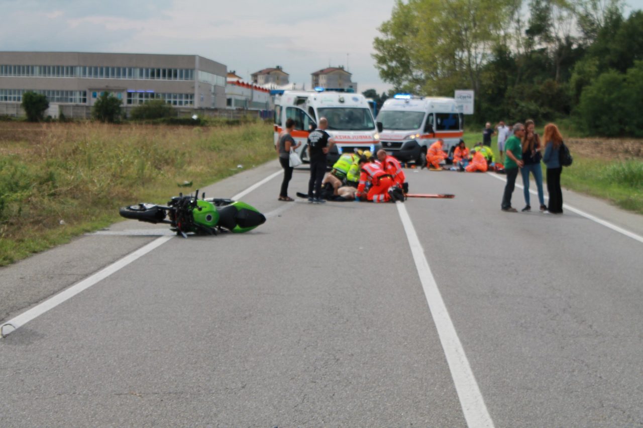 Motociclisti a terra grave incidente al confine con Gessate FOTO