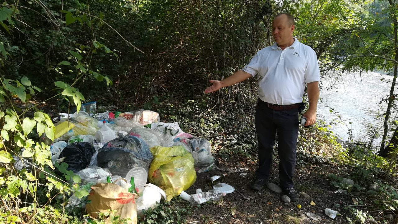 Cassano che degrado nell’area verde di fianco al canale scolmatore della Muzza VIDEO