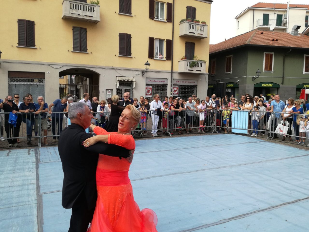 Volontariato in piazza a Cologno Monzese FOTO