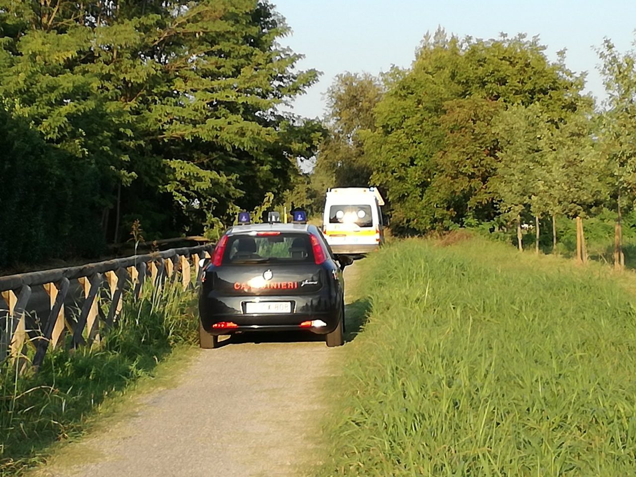 Cade dalla bici, paura per una 51enne