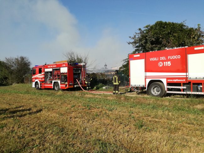 Incendio in un deposito agricolo a Gessate intervenuti i Vigili del fuoco