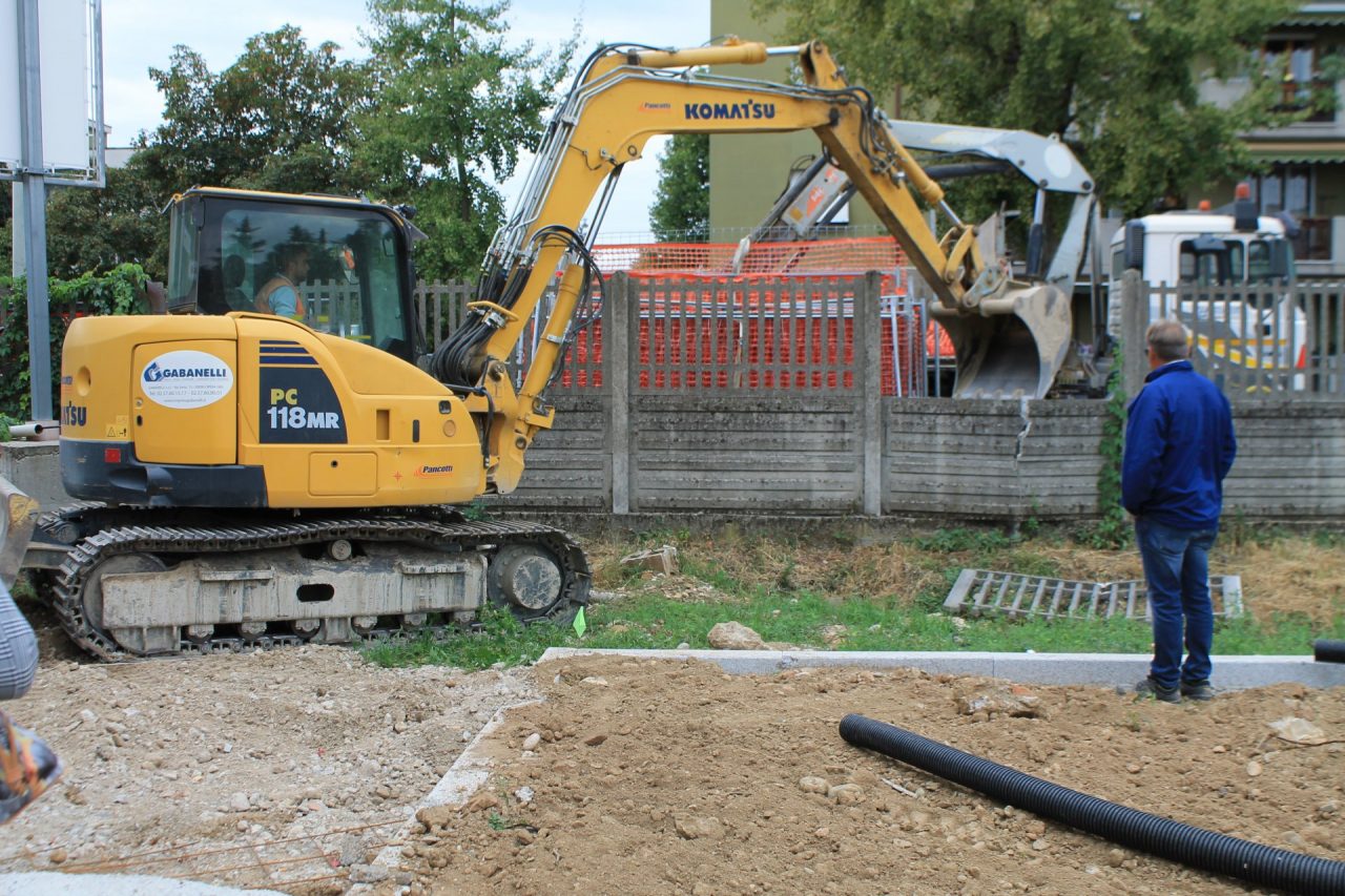 Buttato giù il muro, parte il cantiere  su via Aldo Moro