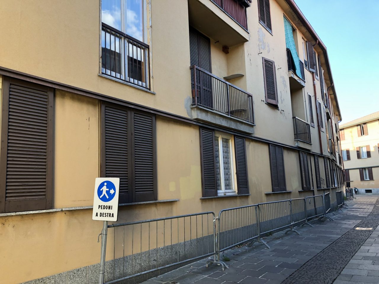 Pericolo crollo calcinacci, transennate le case comunali
