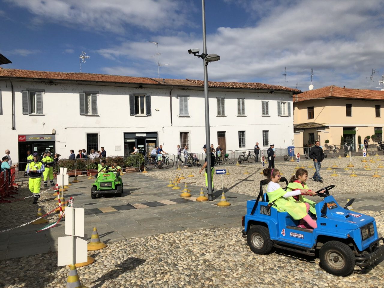 Auto elettriche in piazza: alunni entusiasti FOTO VIDEO