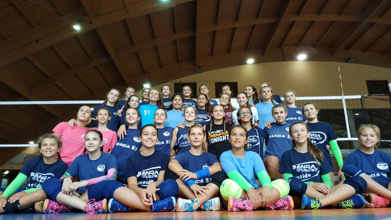 Le giovani del Sanda Volley in ritiro