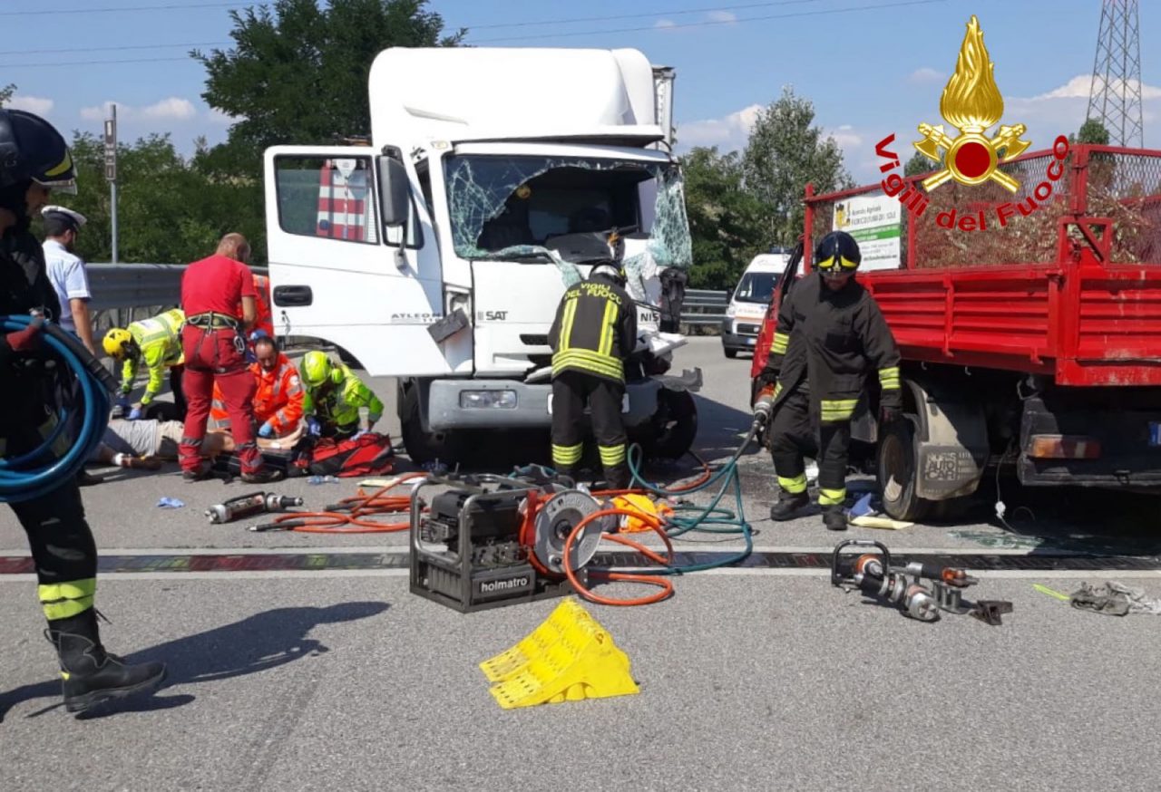 Incidente tra mezzi pesanti, un ferito grave FOTO