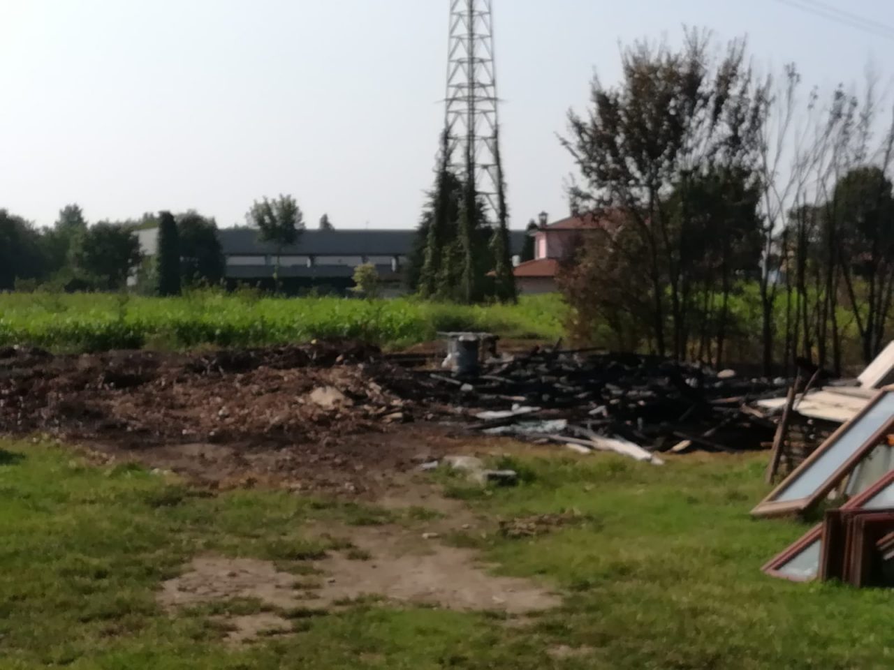 Deposito in fiamme a Canonica, arrivano i pompieri