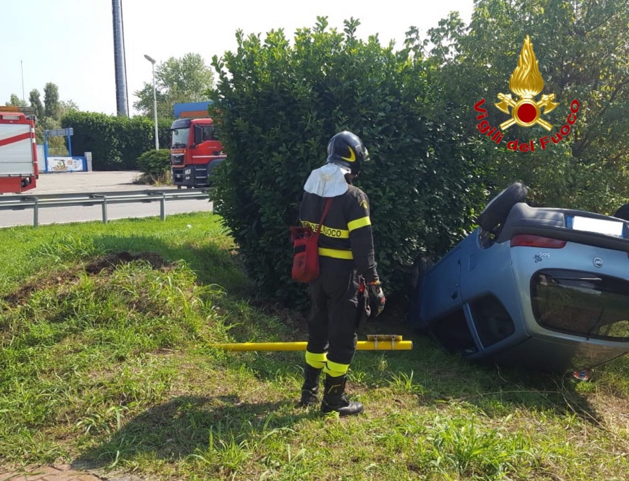 Si ribalta con l’auto, 23enne ferito a Masate