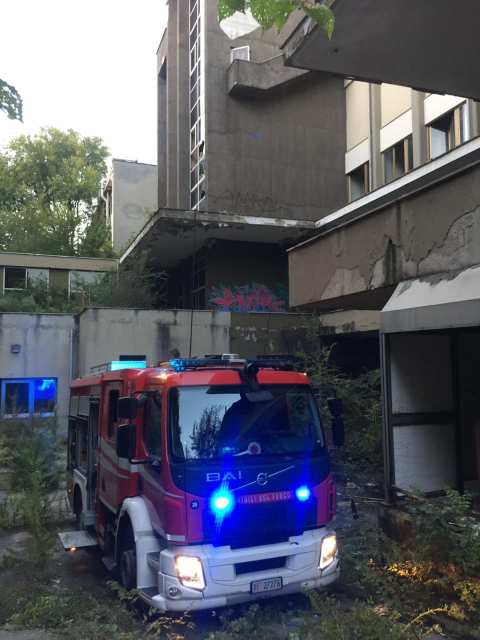 Incendio in ditta abbandonata a Segrate