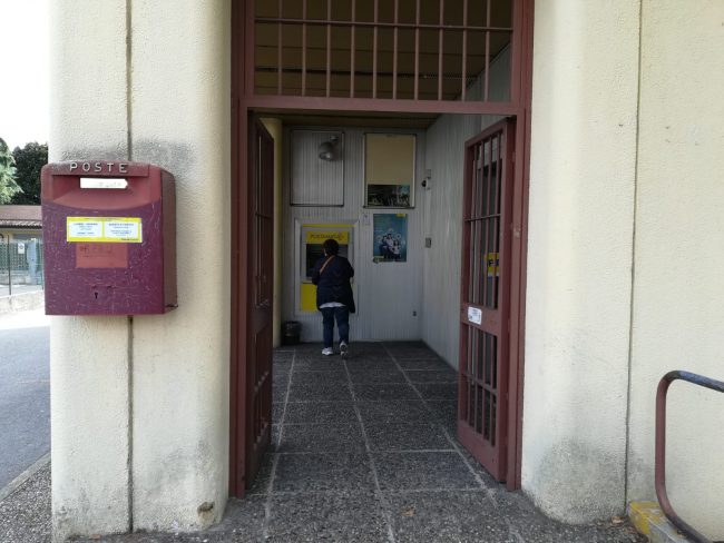 Mamma chiusa nel bancomat dai figli